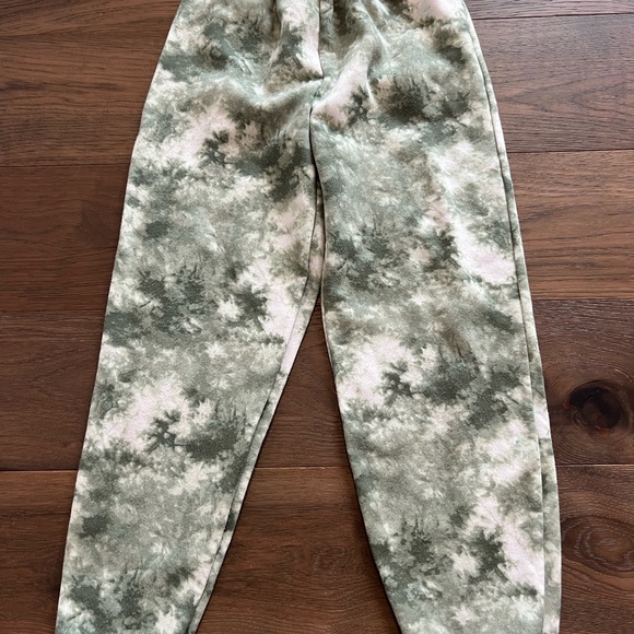 Lily Bleu Sun Tie Dye Sweatsuit Set Sage Green
Girls Size 10/12 - Picture 2 of 5